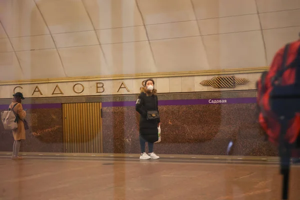 Saint Petersburg Rosja Kwietnia 2020 Niewiele Osób Wewnątrz Stacji Metra — Zdjęcie stockowe