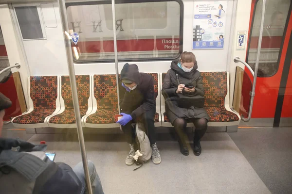 Saint-petersburg, Rusya - 04 Nisan 2020: metrodaki insanlar. Yeni Coronavirus COVID-19. Salgın veya salgın sırasında sağlık hizmeti kavramı