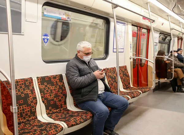 Saint Petersburg Ryssland April 2020 Gamling Maskerad Med Mobiltelefon Tunnelbanan — Stockfoto