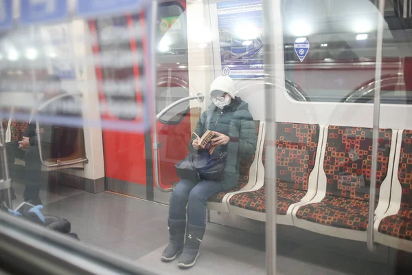 Saint Petersburg Rusia Abril 2020 Mujer Sola Libro Lectura Máscaras — Foto de Stock
