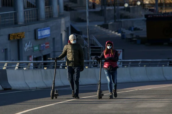 Saint Petersburg Russland April 2020 Ein Junges Paar Masken Mit — Stockfoto