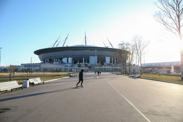 2020年4月4日 ロシアのサンクトペテルスブルグ市 孤立1週目に街の空の通り 人々はコロナウイルスのために家にいるCovid 19流行 — ストック写真