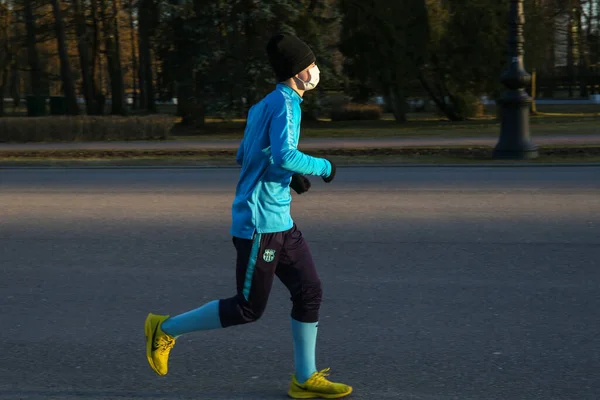 Saint Petersburg Russia April 2020 Young Man Mask Running Park — Stock Photo, Image