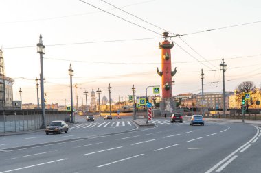 Saint-petersburg, Rusya - 4 Nisan 2020 Vasilievsky Adası 'nın harap olmuş oku. Yolda birkaç araba var. Bisikletle kaldırımda gezen bir adam. Coronavirüs COVID-19 salgını yüzünden insanlar evde kalıyor..