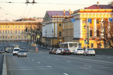 Saint-petersburg, Rusya - 4 Nisan 2020: Arabalar ve toplu taşımacılık şehirde dolaşmaya devam ediyor. Saray Köprüsü 'nün manzarası. Coronavirüs COVID-19 salgını yüzünden insanlar evde kalıyor..