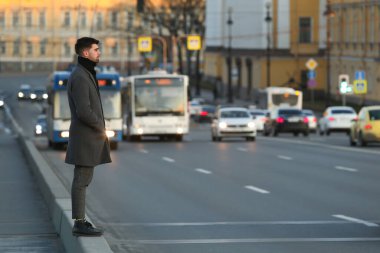 Saint-petersburg, Rusya - 4 Nisan 2020: Dvortsoviy köprüsünde yürüyen adam. Coronavirüs COVID-19 salgını yüzünden çoğu insan evde kalıyor..