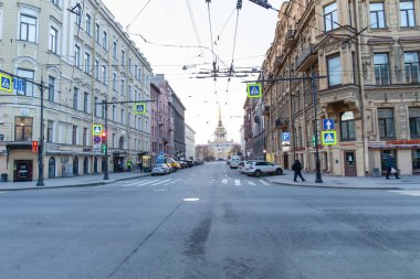 Saint-petersburg, Rusya - 4 Nisan 2020: Kentin boş caddeleri izolasyon altında. Coronavirüs COVID-19 salgını yüzünden insanlar evde kalıyor..