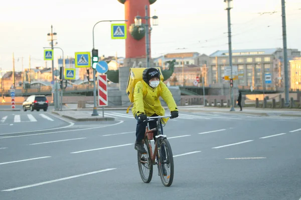 Saint Petersburg Rusia Abril 2020 Devastada Flecha Isla Vasilievsky Repartidor — Foto de Stock