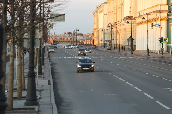 ロシアのサンクトペテルブルク 2020年4月4日 いくつかの車が宮殿の堤防に沿って運転しています 人々はコロナウイルスのために家にいるCovid 19流行 — ストック写真