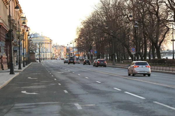 Сен Петерсбург Росія Квітня 2020 Кілька Автомобілів Їдуть Уздовж Насипу — стокове фото