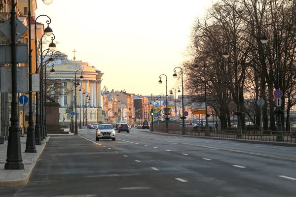 ロシアのサンクトペテルブルク 2020年4月4日 いくつかの車がアドミラルティ堤防に沿って運転している 人々はコロナウイルスのために家にいるCovid 19流行 — ストック写真