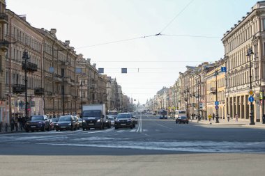 Saint-petersburg, Rusya - 8 Nisan 2020::: Nevsky prospekt üzerinde arabalar ve toplu taşıma araçları. İşsizler koronavirüs yüzünden karantinaya alınmak istemezler.