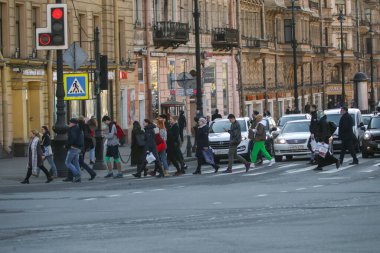Saint-petersburg, Rusya - 8 Nisan 2020: Nevsky Prospekt, Vosstaniya Meydanı. Bir kalabalık yaya geçidini geçiyor. İşsizim. Sıcak bir günde karantinaya alınıp evde oturmak istemiyorum.