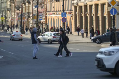 Saint-petersburg, Rusya - 8 Nisan 2020: Nevsky Prospekt, Vosstaniya Meydanı. Bir kalabalık yaya geçidini geçiyor. İşsizim. Sıcak bir günde karantinaya alınıp evde oturmak istemiyorum.