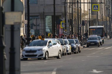 Saint-petersburg, Rusya - 8 Nisan 2020: Nevsky Prospekt, Vosstaniya Meydanı. Kaldırımda trafik ışığını bekleyen bir kalabalık var. İşsizim. Karantinaya alınıp evde oturmak istemiyorum.