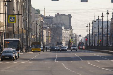 Saint-petersburg, Rusya - 8 Nisan 2020: Nevsky Prospekt 'te hafif trafik. CORVID-19 nedeniyle kentin boş sokakları izolasyon altında