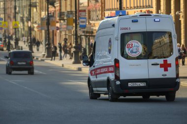 Saint-petersburg, Rusya - 8 Nisan 2020: Nevsky Prospekt boyunca giden bir ambulansın arka görüntüsü. Sıcak ve güneşli bir günde kendini izole etme moduna rağmen yoğun trafik