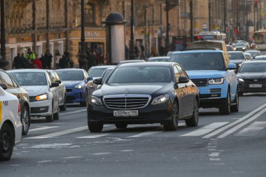 Saint-petersburg, Rusya - 8 Nisan 2020: Kendini izolasyon moduna rağmen Nevsky Prospekt 'te yoğun trafik. İşsizler koronavirüs yüzünden karantinaya alınmak istemezler.