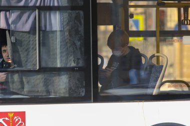 Saint-petersburg, Rusya - 8 Nisan 2020: Nevsky Prospekt, Vosstaniya Meydanı. Trafik sıkışıklığında arabada oturan adamın yakın görüntüsü
