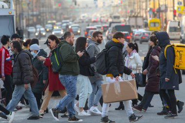 Saint-petersburg, Rusya - 8 Nisan 2020: Nevsky Prospekt, Vosstaniya Meydanı. Bir kalabalık yaya geçidini geçiyor. İşsizim. Sıcak bir günde karantinaya alınıp evde oturmak istemiyorum.