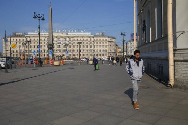 Saint-petersburg, Rusya - 7 Nisan 2020: Nevsky Prospekt, Vosstaniya Meydanı. Moskova tren istasyonunun yanındaki kaldırımda siyah bir adam yürüyor.