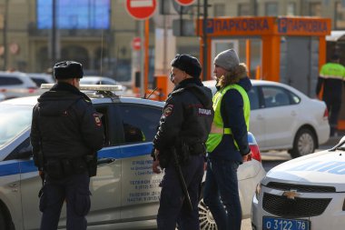 Saint-petersburg, Rusya - 7 Nisan 2020: Nevsky Prospekt, Vosstaniya Meydanı. Bir polis arabası ve yolda bekleyen birkaç polis memuru.