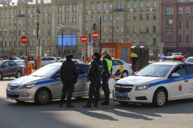 Saint-petersburg, Rusya - 7 Nisan 2020: Nevsky Prospekt, Vosstaniya Meydanı. Bir polis arabası ve yolda bekleyen birkaç polis memuru.
