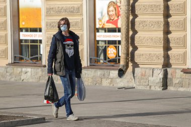 Saint-petersburg, Rusya - 7 Nisan 2020: Nevsky Prospekt, Vosstaniya Meydanı. Moskova tren istasyonunun yanındaki kaldırımda duran siyah gömlekli bir adam.