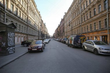 Saint-petersburg, Rusya - 7 Nisan 2020::: Şehrin merkezinde boş sokaklar. Salgın yüzünden şehir kendi kendini izole ediyor. CORVID-19.