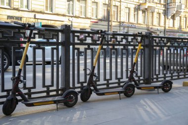 Saint-petersburg, Rusya - 7 Nisan 2020: Birkaç elektrikli scooter ıssız bir caddede kaldırıma park edilmiştir. Salgın yüzünden şehir kendi kendini izole ediyor. CORVID-19.