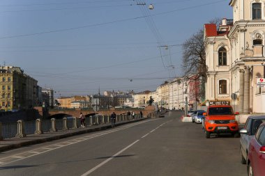 Saint-petersburg, Rusya - 7 Nisan 2020: Fontanka Nehri seti. Şehrin merkezinde boş sokaklar var. Dışarıda çok az insan ve araba var. Salgın yüzünden ülkede kendi kendini izole etme rejimi. CORVID-19.