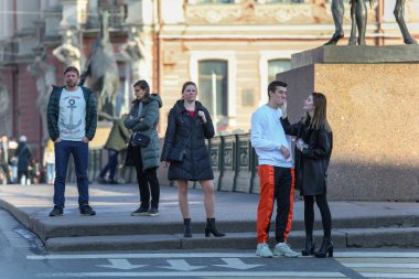Saint-petersburg, Rusya - 7 Nisan 2020: Nevsky Prospekt, Vosstaniya Meydanı. Kaldırımda trafik ışığını bekleyen bir kalabalık var. İşsizim. Karantinaya alınıp evde oturmak istemiyorum.