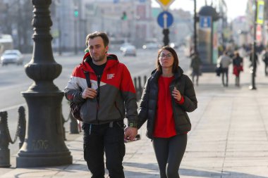 Saint-petersburg, Rusya - 7 Nisan 2020: Nevsky Prospekt. Kaldırımda yürüyen genç bir çift. İnsanlar evde kalmak istemiyor.