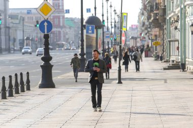 Saint-petersburg, Rusya - 7 Nisan 2020: Nevsky Prospekt. Kaldırımda yürüyen genç bir adam. İnsanlar koronavirüs yüzünden evde kalmak istemiyorlar.