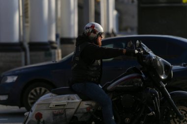Saint-petersburg, Rusya - 7 Nisan 2020: Nevsky Prospekt, kask takmış bir motosikletlinin kapanışı trafik ışığı altında duruyor
