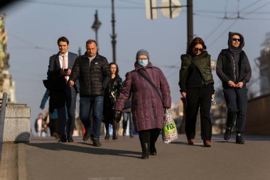 Saint-petersburg, Rusya - 7 Nisan 2020: Nevsky Prospekt. İnsanlar sıcak ve güneşli bir günde Nevsky prospekt boyunca yürüyorlar. İşsizler karantinaya alınmak istemez.