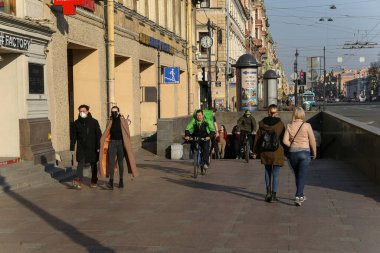 Saint-petersburg, Rusya - 7 Nisan 2020: Nevsky Prospekt. İnsanlar sıcak ve güneşli bir günde Nevsky prospekt boyunca yürüyorlar. İşsizler karantinaya alınmak istemez.