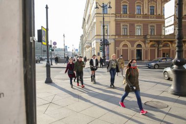 Saint-petersburg, Rusya - 7 Nisan 2020: Nevsky Prospekt. İnsanlar sıcak ve güneşli bir günde Nevsky prospekt boyunca yürüyorlar. İşsizler karantinaya alınmak istemez.