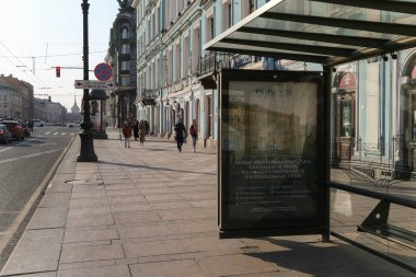 Saint-petersburg, Rusya - 7 Nisan 2020: Nevsky Prospekt. Terk edilmiş otobüs durağı. Salgın yüzünden şehir kendi kendini izole ediyor. CORVID-19.