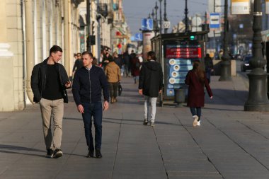 Saint-petersburg, Rusya - 7 Nisan 2020: Sıcak güneşli bir günde Nevsky prospekt boyunca yürüyen insanlar. İşsizler karantinaya alınmak istemez.