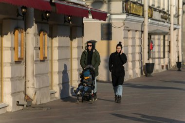 Saint-Petersburg, Rusya - 7 Nisan 2020: Güneşli bir günde Nevsky prospekt boyunca yürüyen insanlar. İşsizler karantinaya alınmak istemez.