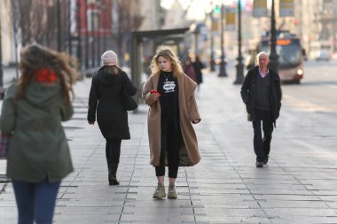 Saint-Petersburg, Rusya - 7 Nisan 2020: Nevsky prospekt boyunca yürüyen genç kadın. İşsizler karantinaya alınmak istemez.