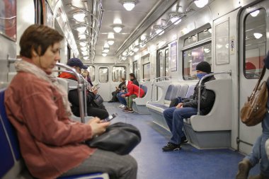 Saint-petersburg, Rusya - 07 Nisan 2020: metrodaki insanlar. Yeni Coronavirus COVID-19. Salgın veya salgın sırasında sağlık hizmeti kavramı