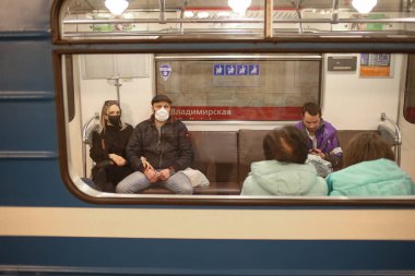 Saint-petersburg, Rusya - 07 Nisan 2020: Birkaç kişi bir metro vagonunda oturuyor. Salgın veya salgın sırasında sağlık hizmeti kavramı