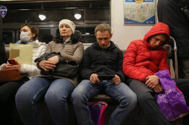 Saint-petersburg, Rusya - 07 Nisan 2020: metrodaki insanlar. Yeni Coronavirus COVID-19. Salgın veya salgın sırasında sağlık hizmeti kavramı