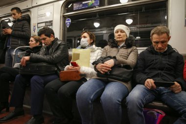 Saint-petersburg, Rusya - 07 Nisan 2020: metrodaki insanlar. Yeni Coronavirus COVID-19. Salgın veya salgın sırasında sağlık hizmeti kavramı