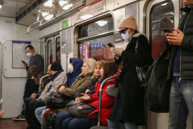 Saint-petersburg, Rusya - 07 Nisan 2020: metrodaki insanlar. Yeni Coronavirus COVID-19. Salgın veya salgın sırasında sağlık hizmeti kavramı