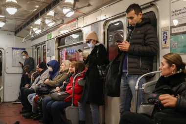 Saint-petersburg, Rusya - 07 Nisan 2020: metrodaki insanlar. Yeni Coronavirus COVID-19. Salgın veya salgın sırasında sağlık hizmeti kavramı