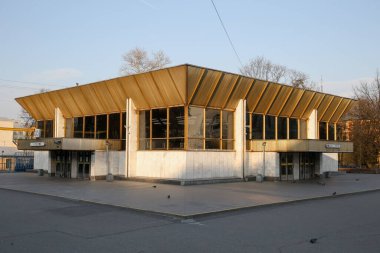 Saint-petersburg, Rusya - 7 Nisan 2020: Terk edilmiş Akademichekaya metro istasyonu dışında. Etrafta kimse yok. Coronavirüs COVID-19 salgını yüzünden insanlar evde kalıyor..