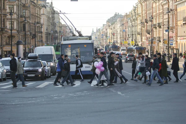 Saint Petersburg Russia April 2020 Nevsky Prospekt Vosstaniya Square Crowd — Stock Photo, Image